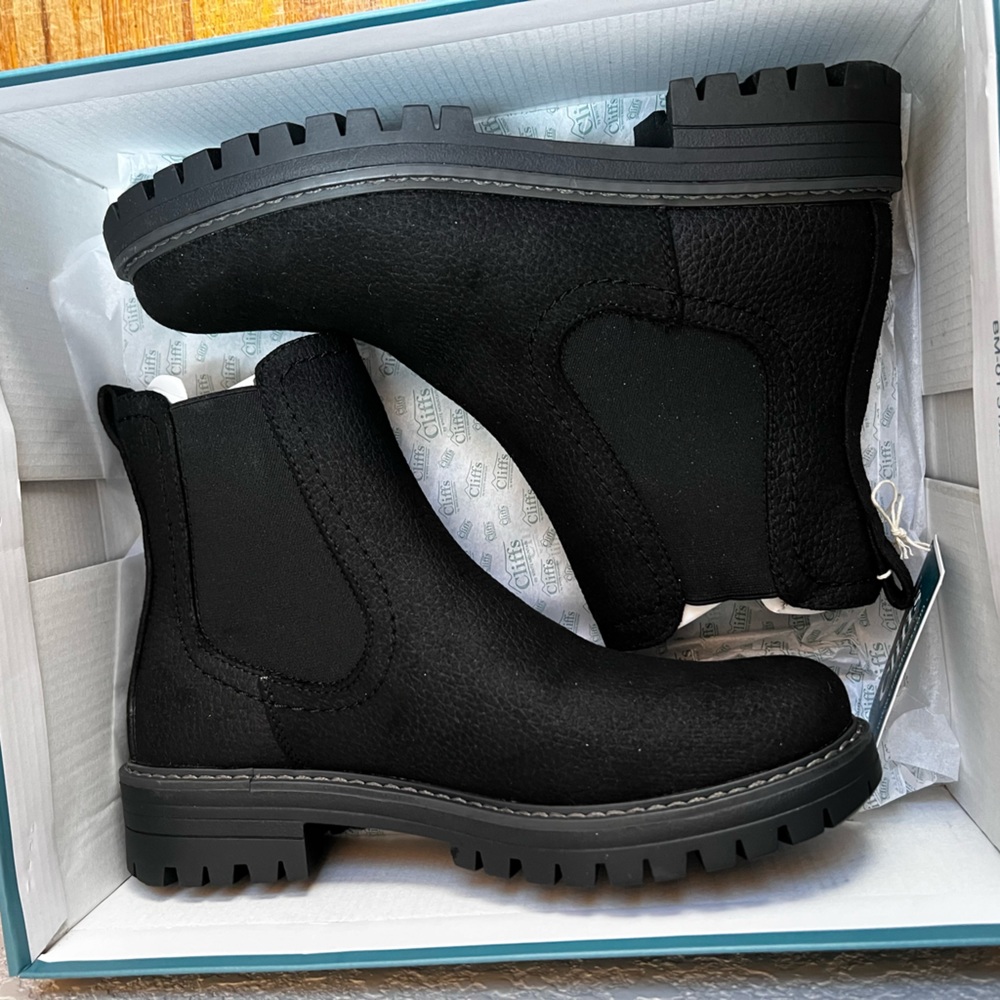 New Black Mastery Chelsea Boots Cliffs White Mountain